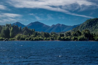 Nahuel huapi Gölü ve ormanlık tepe manzarası, San Carlos de Bariloche, Rio Negro Bölgesi, Patagonya, Arjantin