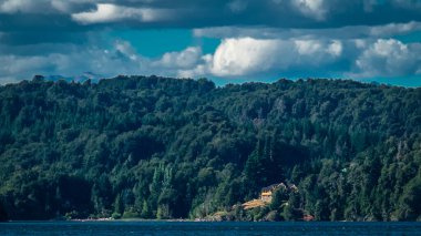 Nahuel huapi Gölü ve ormanlık tepe manzarası, San Carlos de Bariloche, Rio Negro Bölgesi, Patagonya, Arjantin