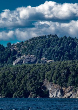 Nahuel huapi Gölü ve ormanlık tepe manzarası, San Carlos de Bariloche, Rio Negro Bölgesi, Patagonya, Arjantin