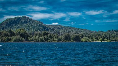 Nahuel Huapi Gölü ve Ormanlık Tepe, San Carlos de Bariloche, Rio Negro Bölgesi, Patagonya, Arjantin