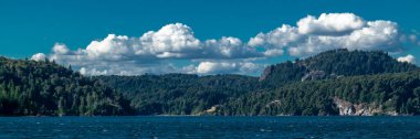 Nahuel Huapi Gölü 'nün panoramik manzarası ve ormanlık tepe, San Carlos de Bariloche, Rio Negro Bölgesi, Patagonya, Arjantin