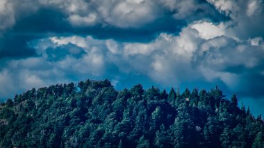 Wooded Hill ve Bulutlu Gökyüzü, Nahuel Huapi Ulusal Parkı, Bariloche, Rio Negro, Arjantin