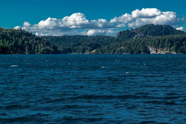 Nahuel huapi Gölü ve ormanlık tepe manzarası, San Carlos de Bariloche, Rio Negro Bölgesi, Patagonya, Arjantin