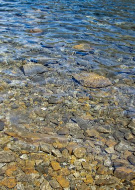 Nahuel Huapi Gölü, Nahuel Huapi Ulusal Parkı, San Carlos de Bariloche, Rio Negro Bölgesi, Patagonya, Arjantin 'deki yüksek açılı şeffaf kayalık plaj detayları.