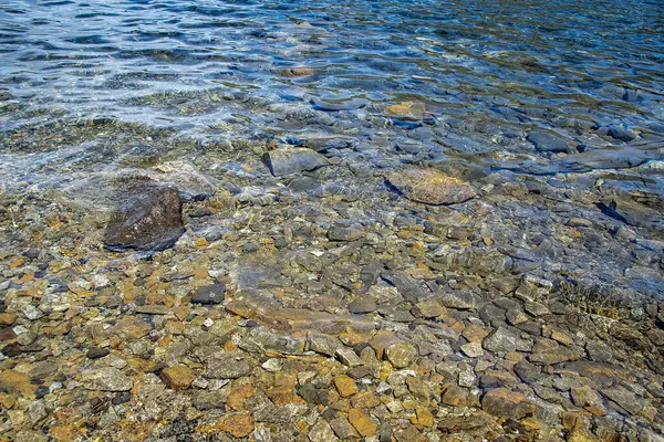 Nahuel Huapi Gölü, Nahuel Huapi Ulusal Parkı, San Carlos de Bariloche, Rio Negro Bölgesi, Patagonya, Arjantin 'deki yüksek açılı şeffaf kayalık plaj detayları.