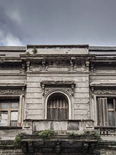 Düşük açı, terk edilmiş eski tarz bina, ciudad vieja mahalle, montevideo, uruguaymontevideo şehir, uruguay
