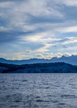 Güneşli yaz deniz manzarası ve arka planda And Dağları, Bariloche, Nahuel Huapi Ulusal Parkı, Rio Negro Bölgesi, Arjantin.