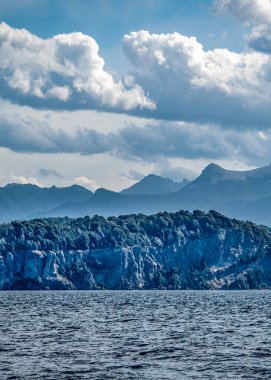 Güneşli yaz deniz manzarası ve arka planda And Dağları, Bariloche, Nahuel Huapi Ulusal Parkı, Rio Negro Bölgesi, Arjantin.