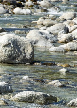 Nahuel Huapi Gölü 'ne akan Rocky Nehri, Nahuel Huapi Parkı, Rio Negro Bölgesi, Arjantin.