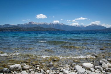 Rocky Shore ve And Dağları arka planda Bariloche, Nahuel Huapi Ulusal Parkı, Rio Negro Bölgesi, Arjantin sahillerinden birinde.
