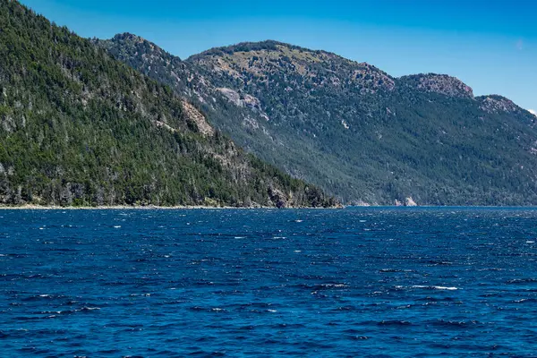 Orman dağları ve Nahuel Huapi Gölü yaz günü manzara, Rio Negro Bölgesi, Patagonya, Arjantin