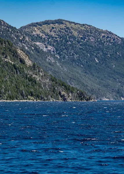 Orman dağları ve Nahuel Huapi Gölü yaz günü manzara, Rio Negro Bölgesi, Patagonya, Arjantin