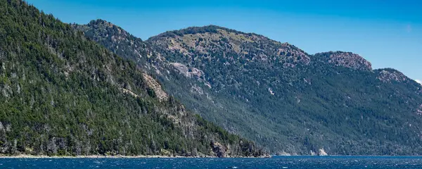 Orman dağları ve Nahuel Huapi Gölü yaz günü manzara, Rio Negro Bölgesi, Patagonya, Arjantin