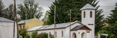 Rio Negro vilayetinde küçük bir köydeki kırsal beyaz eski kilisenin dış görünüşü, patagonya, Arjantin