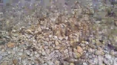 Yüksek açılı görüntü. Göl kıyısında küçük dalgalar. Patagonya, Arjantin.