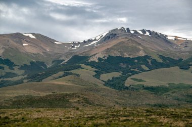 And Dağları, Nahuel Huapi Ulusal Parkı, Rio Negro Bölgesi, Patagonya, Arjantin 'deki bozkır arazisi.