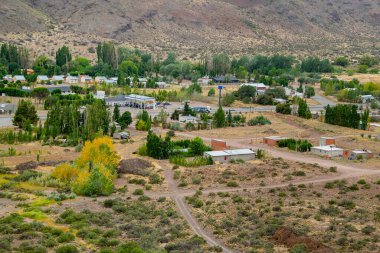 Dik manzaralı tepenin tepesinden yüksek açılı manzara ve arka planda Los Altares kasabası, tombul vilayet, patagonya, Arjantin