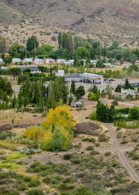 Dik manzaralı tepenin tepesinden yüksek açılı manzara ve arka planda Los Altares kasabası, tombul vilayet, patagonya, Arjantin