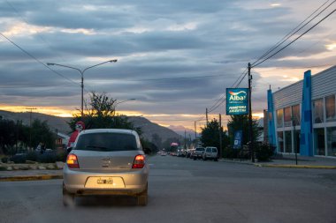 San Carlos de Bariloche, Arjantin: 7 Ocak 2023: Şehir günbatımı sahnesi, San Carlos de Bariloche, Rio Negro, Arjantin Modern otoyol geçidi Patagonya orman manzarası, Rio Negro bölgesi, patagonya, Arjantin
