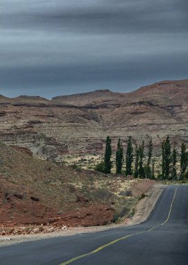 Kayalık plato dağlarını ve dik araziyi geçen otoyol, los sunaklar, chubut vilayeti, patagonya, Arjantin