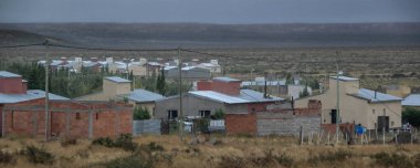 Bozkır evleri ile çevrili çorak araziler, paso de indios köyü, chubut bölgesi, patagonya, Arjantin