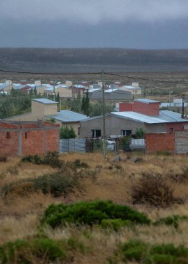 Bozkır evleri ile çevrili çorak araziler, paso de indios köyü, chubut bölgesi, patagonya, Arjantin