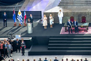 Montevideo, Uruguay: 1 Mart 2025: Cumhurbaşkanlığı açılış töreni sırasında eski başkan luis lacalle pou ve yeni başkan yamandu orsi, montevideo, uruguay