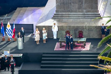 Montevideo, Uruguay: 1 Mart 2025: Cumhurbaşkanlığı açılış töreni sırasında eski başkan luis lacalle pou ve yeni başkan yamandu orsi, montevideo, uruguay