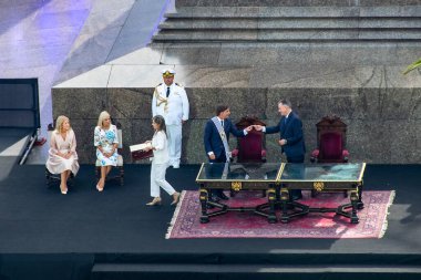 Montevideo, Uruguay: 1 Mart 2025: Cumhurbaşkanlığı açılış töreni sırasında eski başkan luis lacalle pou ve yeni başkan yamandu orsi, montevideo, uruguay