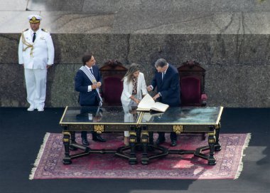 Montevideo, Uruguay: 1 Mart 2025: Cumhurbaşkanlığı açılış töreni sırasında eski başkan luis lacalle pou ve yeni başkan yamandu orsi, montevideo, uruguay
