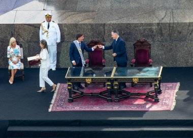 Montevideo, Uruguay: 1 Mart 2025: Cumhurbaşkanlığı açılış töreni sırasında eski başkan luis lacalle pou ve yeni başkan yamandu orsi, montevideo, uruguay
