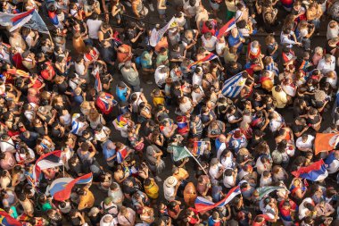 Montevideo, Uruguay: Mart 12025: Uruguay 'da Uruguay Yeni Başkan Varsayımları Yürüyüşü' nde 18. de Julio Caddesi 'nde binlerce çılgın amplio hayranının yüksek açılı görüntüsü