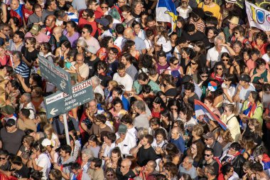 Montevideo, Uruguay: Mart 12025: Uruguay 'da Uruguay Yeni Başkan Varsayımları Yürüyüşü' nde 18. de Julio Caddesi 'nde binlerce çılgın amplio hayranının yüksek açılı görüntüsü