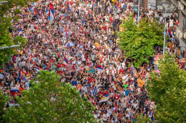 Montevideo, Uruguay: Mart 12025: Uruguay 'da Uruguay Yeni Başkan Varsayımları Yürüyüşü' nde 18. de Julio Caddesi 'nde binlerce çılgın amplio hayranının yüksek açılı görüntüsü
