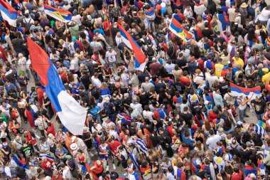 Montevideo, Uruguay: Mart 12025: Uruguay 'da Uruguay Yeni Başkan Varsayımları Yürüyüşü' nde 18. de Julio Caddesi 'nde binlerce çılgın amplio hayranının yüksek açılı görüntüsü