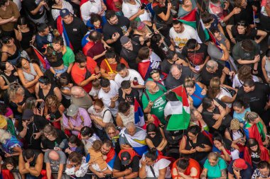 Montevideo, Uruguay: Mart 12025: Uruguay 'da Uruguay Yeni Başkan Varsayımları Yürüyüşü' nde 18. de Julio Caddesi 'nde binlerce çılgın amplio hayranının yüksek açılı görüntüsü