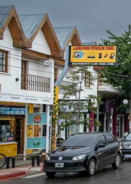 Esquel, Arjantin - 10 Ocak 2023: Esquel şehir merkezinde şehir günü sahnesi, chubut bölgesi, patagonya, Arjantin