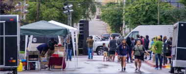 Esquel, Arjantin - 10 Ocak 2023: Esquel şehir merkezinde şehir günü sahnesi, chubut bölgesi, patagonya, Arjantin