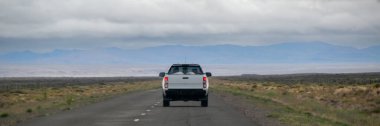 Kurak bozkır patagonya manzarası, chubut vilayeti, patagonya ve Arjantin ile çevrili bir minibüs.