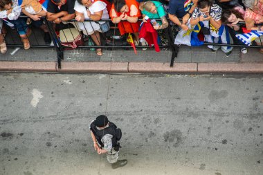 Montevideo, Uruguay: Mart 12025: Uruguay 'da Uruguay Yeni Başkan Varsayımları geçit töreninde 18 de julio Caddesi' ndeki çılgın amplio taraftarlarının yüksek açılı görüntüsü