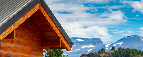 Деревенский сельский дом и пейзаж Патагонии на заднем плане, los alerces национальный парк, объект всемирного наследия, расположенный в провинции Чубут, Патагония, Аргентина