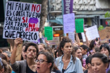 Montevideo, Uruguay: 8 Mart 2025: Cinsiyet eşitliği ve kadın hakları mücadelesini onurlandırmak amacıyla 18 de Julio Bulvarı için kadınlar günü dev yürüyüşü.