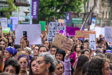Montevideo, Uruguay: 8 Mart 2025: Cinsiyet eşitliği ve kadın hakları mücadelesini onurlandırmak amacıyla 18 de Julio Bulvarı için kadınlar günü dev yürüyüşü.