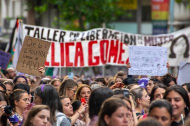 Montevideo, Uruguay: 8 Mart 2025: Cinsiyet eşitliği ve kadın hakları mücadelesini onurlandırmak amacıyla 18 de Julio Bulvarı için kadınlar günü dev yürüyüşü.