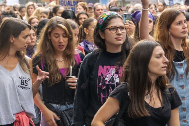 Montevideo, Uruguay: 8 Mart 2025: Cinsiyet eşitliği ve kadın hakları mücadelesini onurlandırmak amacıyla 18 de Julio Bulvarı için kadınlar günü dev yürüyüşü.