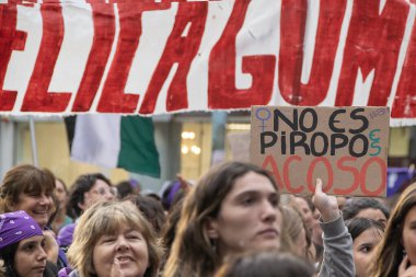 Montevideo, Uruguay: 8 Mart 2025: Cinsiyet eşitliği ve kadın hakları mücadelesini onurlandırmak amacıyla 18 de Julio Bulvarı için kadınlar günü dev yürüyüşü.