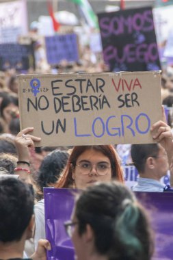 Montevideo, Uruguay: 8 Mart 2025: Cinsiyet eşitliği ve kadın hakları mücadelesini onurlandırmak amacıyla 18 de Julio Bulvarı için kadınlar günü dev yürüyüşü.