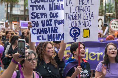 Montevideo, Uruguay: 8 Mart 2025: Cinsiyet eşitliği ve kadın hakları mücadelesini onurlandırmak amacıyla 18 de Julio Bulvarı için kadınlar günü dev yürüyüşü.