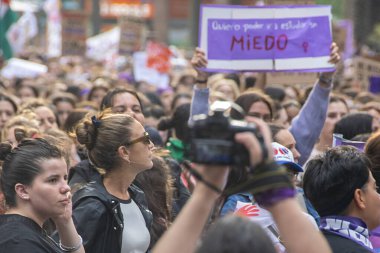 Montevideo, Uruguay: 8 Mart 2025: Cinsiyet eşitliği ve kadın hakları mücadelesini onurlandırmak amacıyla 18 de Julio Bulvarı için kadınlar günü dev yürüyüşü.