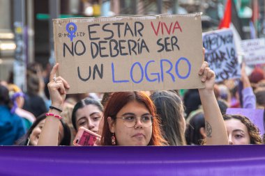 Montevideo, Uruguay: 8 Mart 2025: Cinsiyet eşitliği ve kadın hakları mücadelesini onurlandırmak amacıyla 18 de Julio Bulvarı için kadınlar günü dev yürüyüşü.